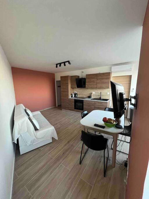 Joli Appart/Vue Etang/Clim /Wifi Balaruc-les-Bains Exterior foto